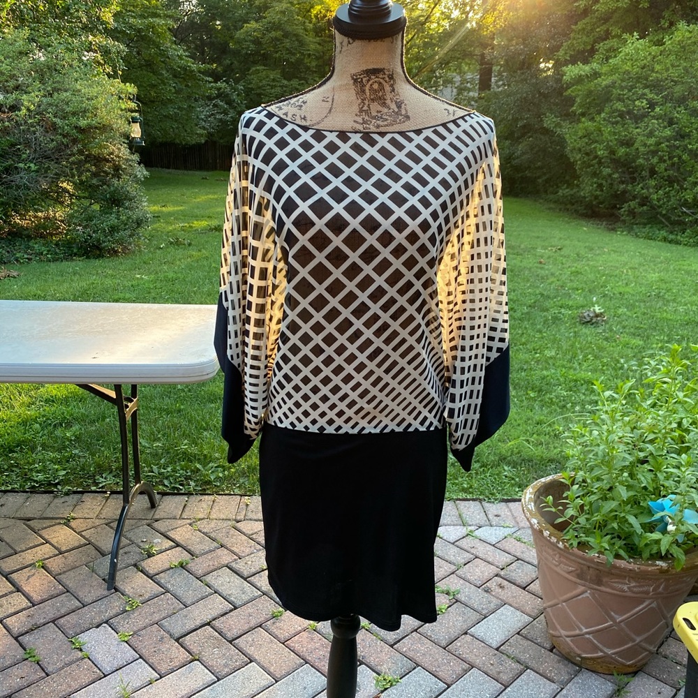Absolutely gorgeous black and white sheer top size M - Picture 1 of 7